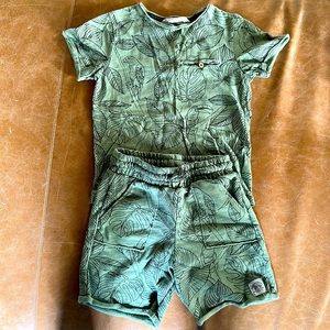 H&M boys set. Rainforest print. 5T